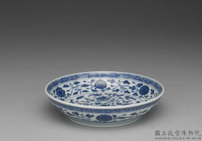 图片[2]-Dish with Indian lotus scrolls in underglaze blue, Qing dynasty, Qianlong reign (1736-1795)-China Archive